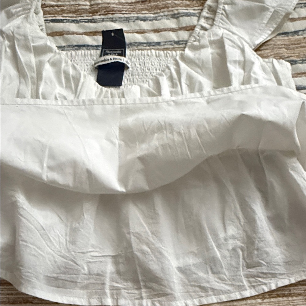 Abercrombie & Fitch flutter sleeve top. - Picture 7 of 8